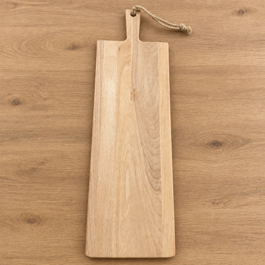 Lange luxe houten serveerplank met touwlus op een warme natuurlijke houten ondergrond